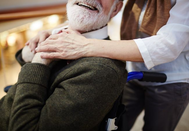 invalider alter Mensch mit Pflegerin